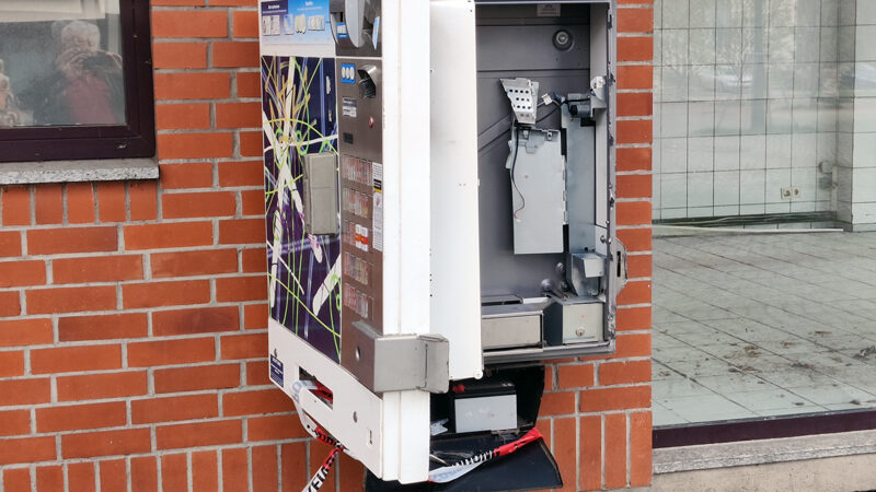 Aufbruch eines Zigarettenautomaten am Marktplatz in Sehnde