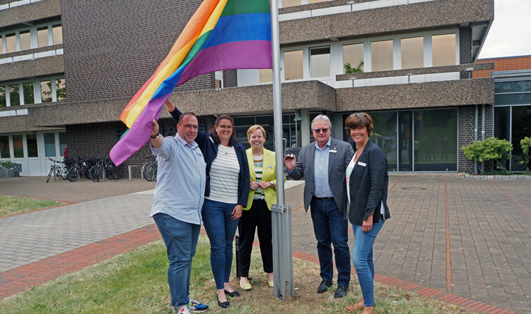 Stadt Sehnde setzt Zeichen für Toleranz und Kinderrechte und hisst die Regenbogenfahnen