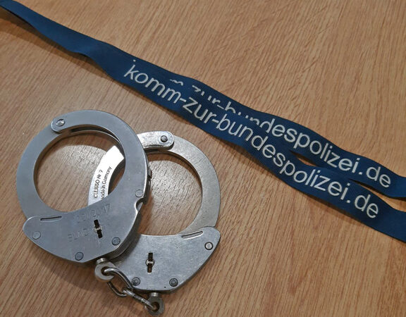 Nachwuchswerbung der Bundespolizei wörtlich genommen: gesuchter Straftäter kommt