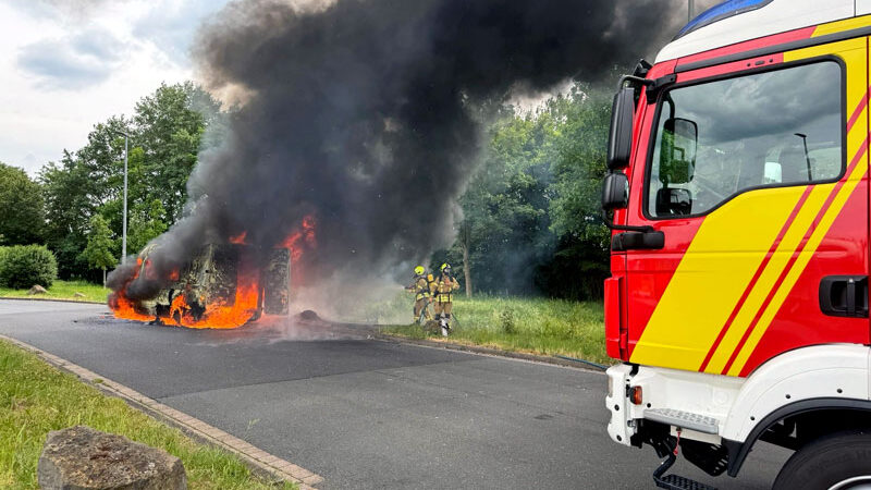 Kleintransporter brennt auf der A 2 vollständig aus