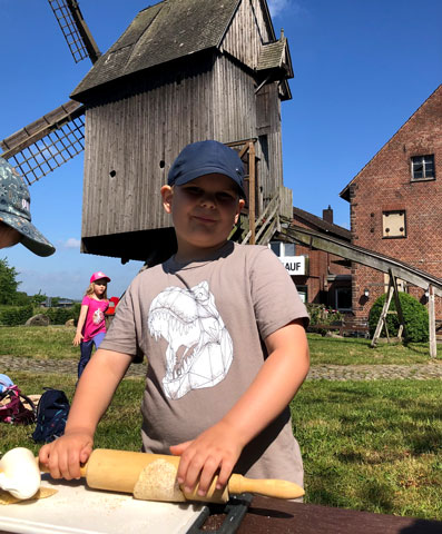 Vorschulkinder der Kita Hugo-Remmert-Straße besuchen Sorgensener Bockwindmühle