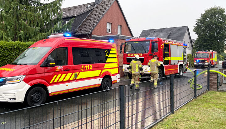 Zwei Feuerwehreinsätze in Ahlten: Holzstapel brennt und Kind in Not