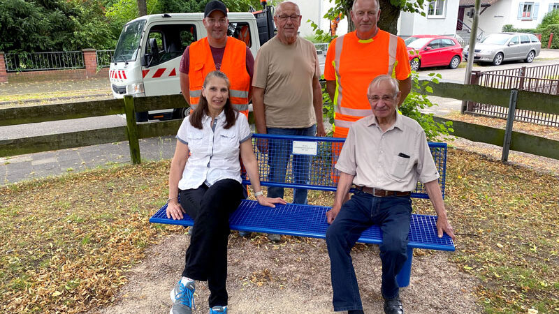 Stadt Lehrte erhält zwei neue Sitzbänke am Spielplatz