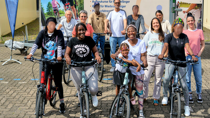 Radfahren lernen in sicherer Umgebung: Niedergerke-Stiftung finanziert Fahrradkurs für Geflüchtete