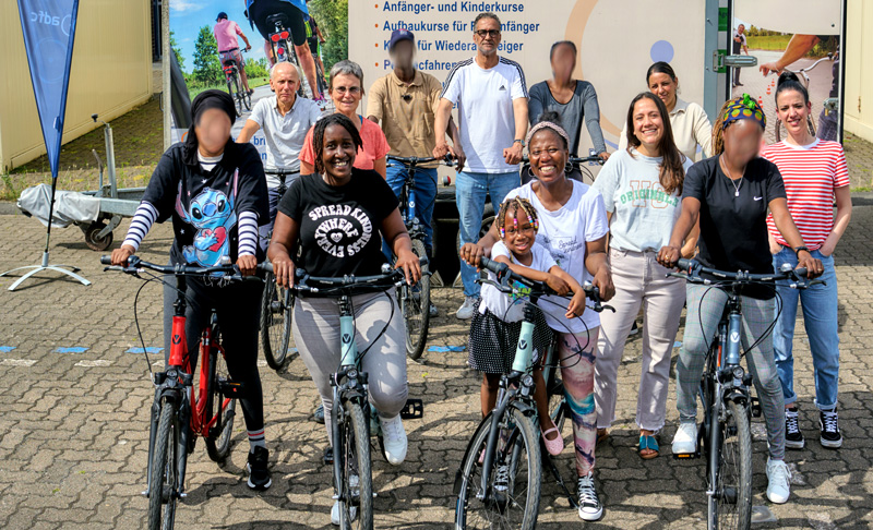 Radfahren lernen in sicherer Umgebung: Niedergerke-Stiftung finanziert Fahrradkurs für Geflüchtete