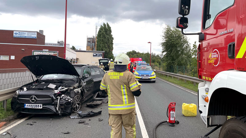 Drei Verletzte bei Verkehrsunfall in Lehrte – Feuerwehr im Einsatz