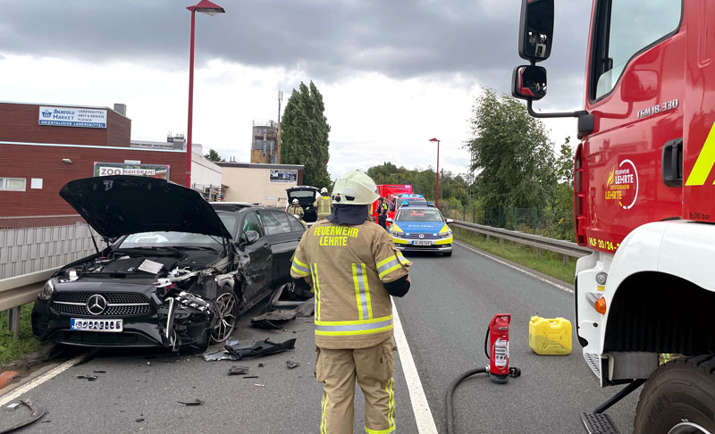 Drei Verletzte bei Verkehrsunfall in Lehrte – Feuerwehr im Einsatz