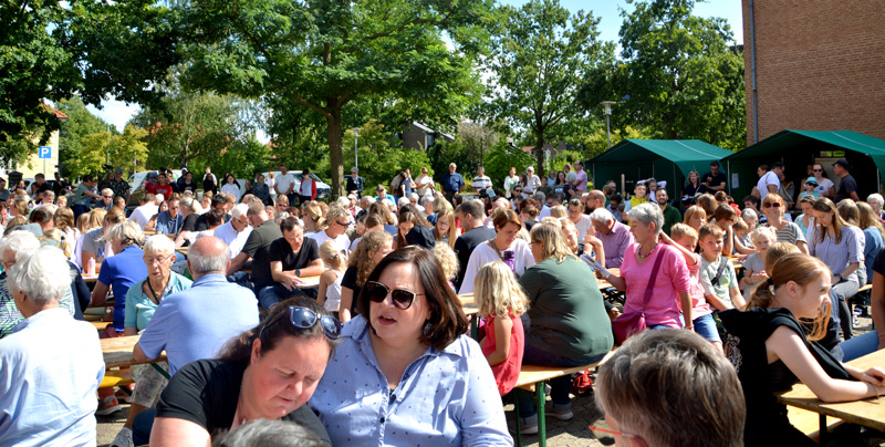 Wo geht´s zum Paradies? Gemeindefest in Sehnde gut besucht