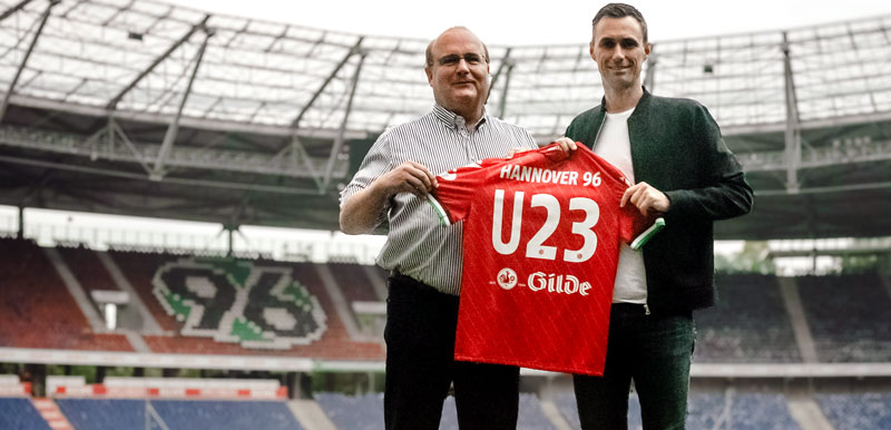 Gilde erster Rückensponsor der U 23 von 96 – Bierpartnerschaft für die Profi-Heimspiele verlängert