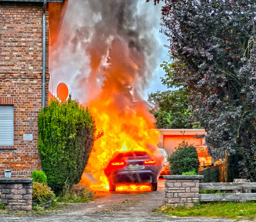 Hybrid-SUV steht in Vollbrand – Einsatzkräfte löschen Fahrzeug und schützen das Haus