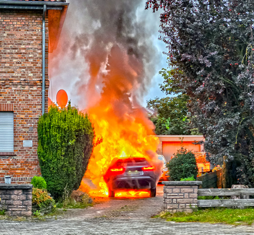 Hybrid-SUV steht in Vollbrand – Einsatzkräfte löschen Fahrzeug und schützen das Haus