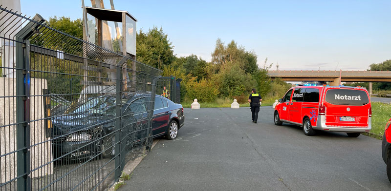 Unfall auf der A 2: PKW steckt im Zaun