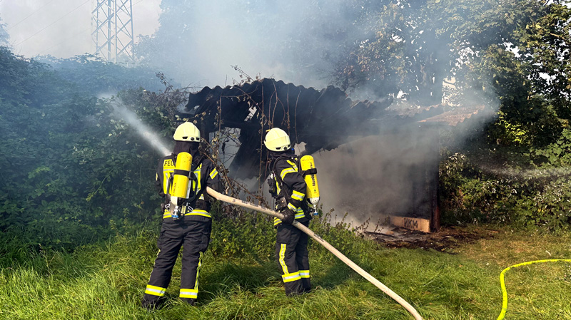 Update: Einsatz für die Feuerwehren Bilm und Ilten: Brennender Holzunterstand