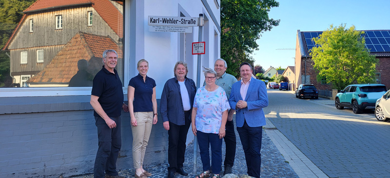 Iltener Dorfspaziergang zu den neuen Straßenlegendenschildern