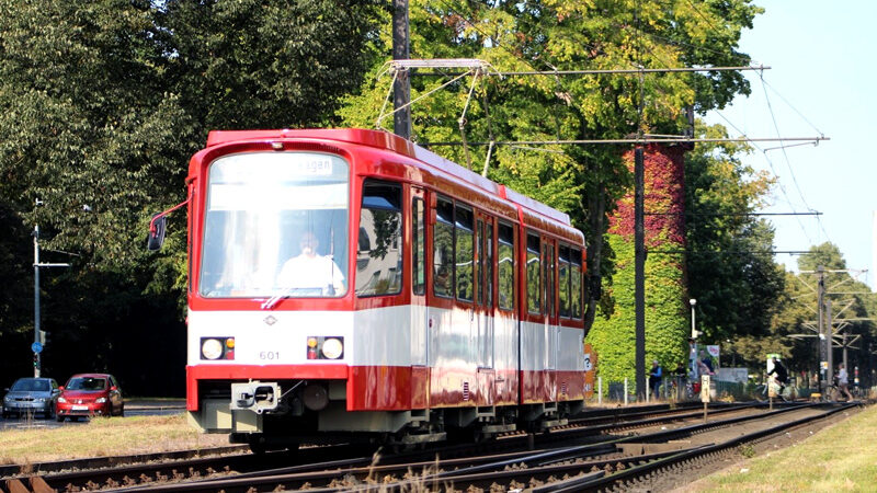 Mit Oldtimerstraßenbahn und besonderem Bus ins HSM