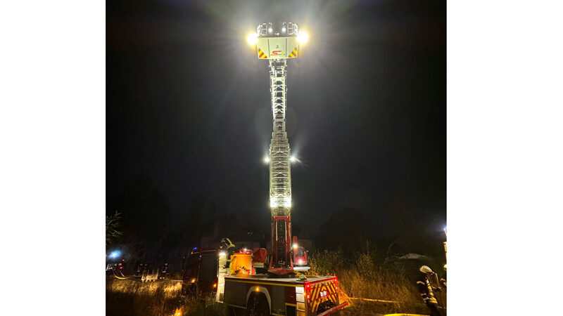 Sehnder Feuerwehrkräfte müssen in der Keramischen Hütte löschen