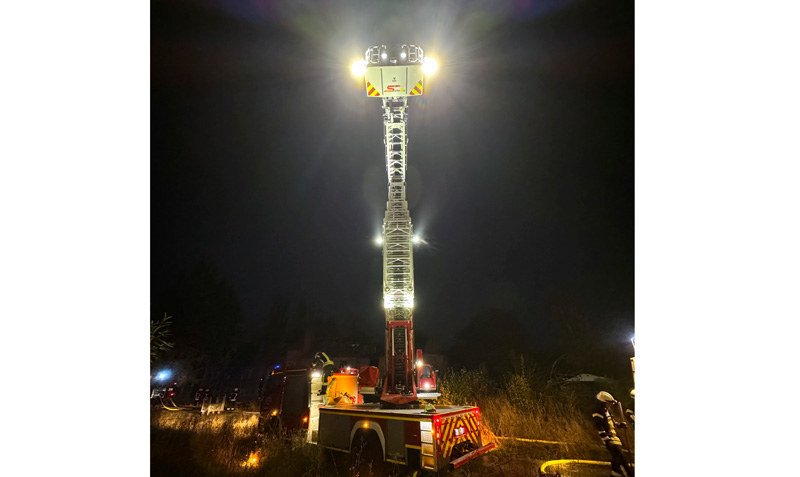 Sehnder Feuerwehrkräfte müssen in der Keramischen Hütte löschen