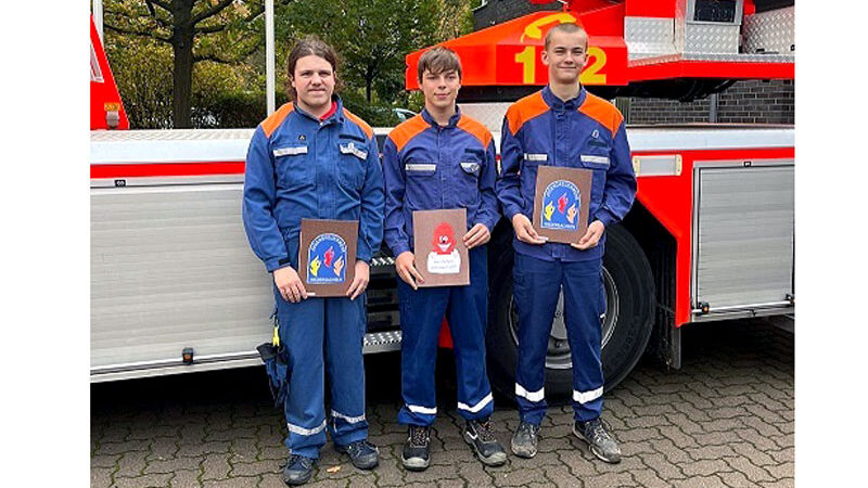 Drei Jugendfeuerwehrmitglieder aus Sehnde erwerben die Jugendflamme 3