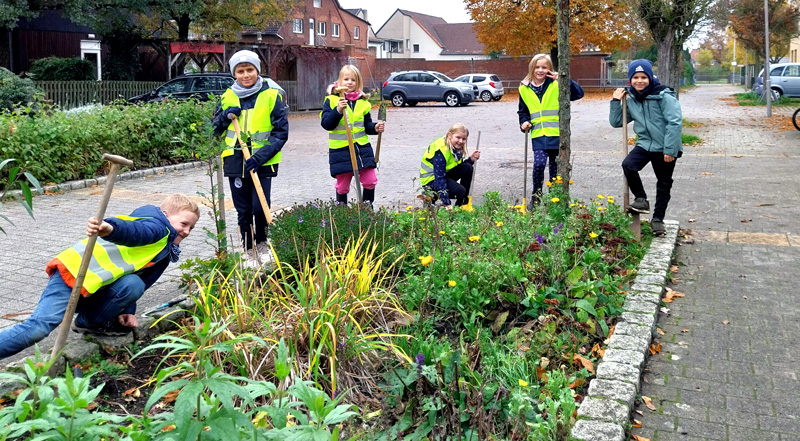 Kinder pflanzen Blumenzwiebeln in Höver – warten auf den Frühling