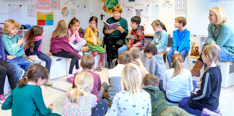 Dr. Silke Lesemann las Zweitklässlern in der Grundschule vor