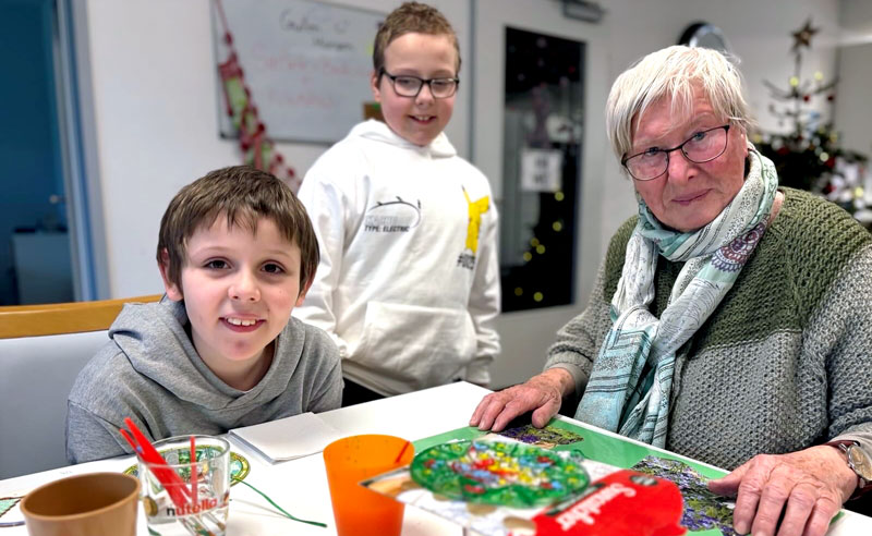 Gemeinsam kreativ: Schüler und Senioren gestalten Winterfensterbilder