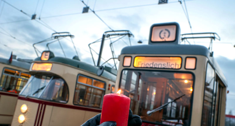 Von Bethlehem nach Hannover: üstra Oldtimer verteilen Friedenslicht