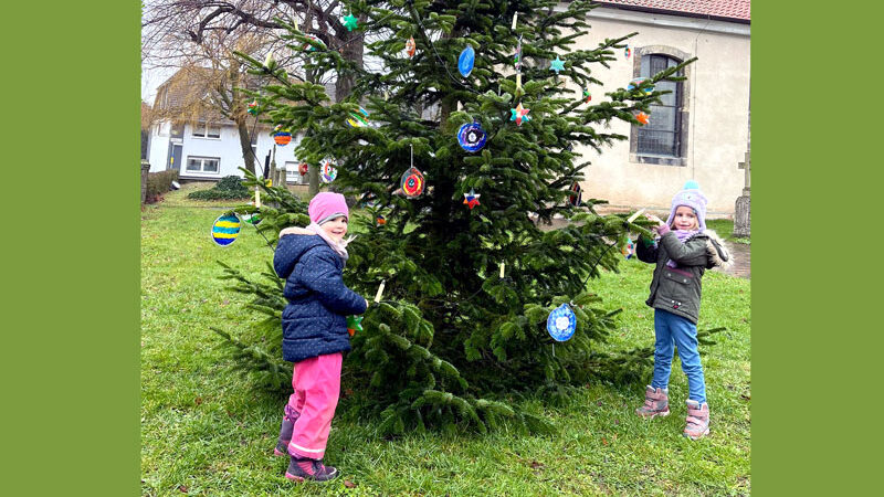 Kita Wehmingen schmückt Weihnachtsbaum