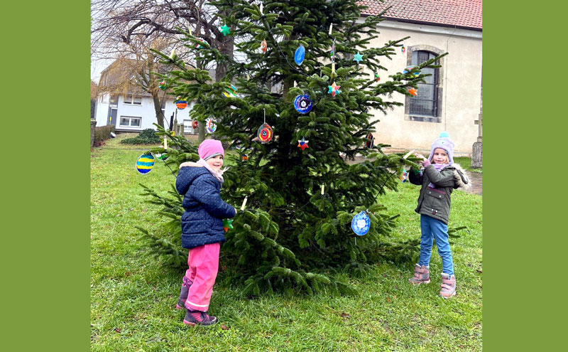 Kita Wehmingen schmückt Weihnachtsbaum