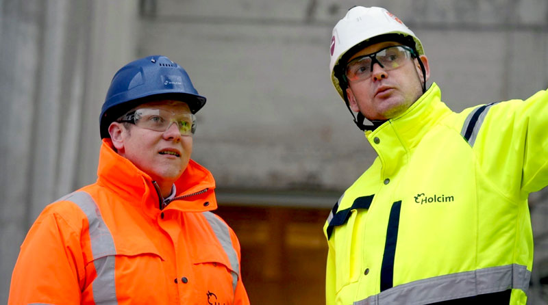 Tilman Kuban und Ortsbürgermeisterin Elisabeth Schärling zu Besuch im Zementwerk Höver