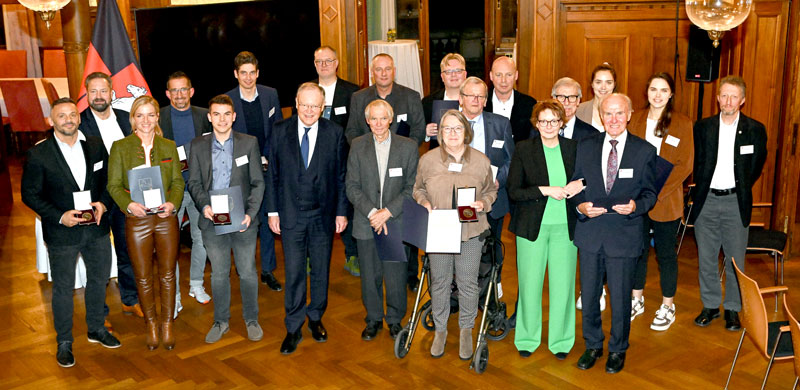 Osnabrücker Kegel-Weltmeister Arne Schierbaum erhält die Niedersächsische Sportmedaille