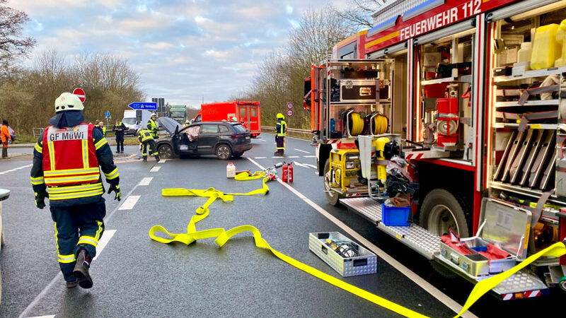 Unfall auf der B 443 – Feuerwehr sichert Unfallstelle – eine Leichtverletzte