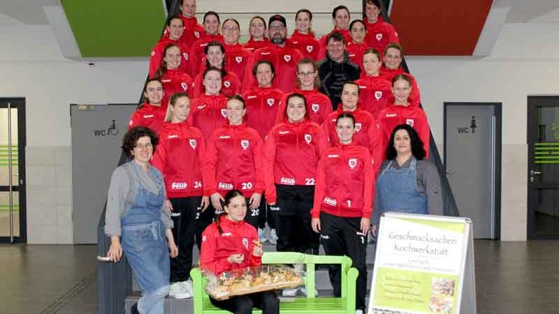 Neue Trainingsanzüge für die Sehnder Handballdamen gespendet