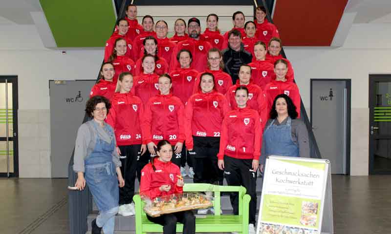 Neue Trainingsanzüge für die Sehnder Handballdamen gespendet