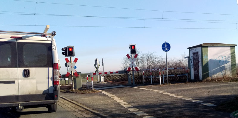 Fahrerflucht in Aligse: LKW reißt Schranke am Bahnübergang ab