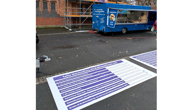 Gleichstellung und Demokratie im Fokus: Boden-Plakataktion in Lehrte regt zur Diskussion an