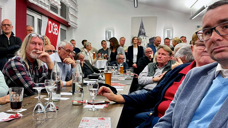 Podiumsdiskussion des DGB in Sehnde mit großem Interesse aus der Bevölkerung