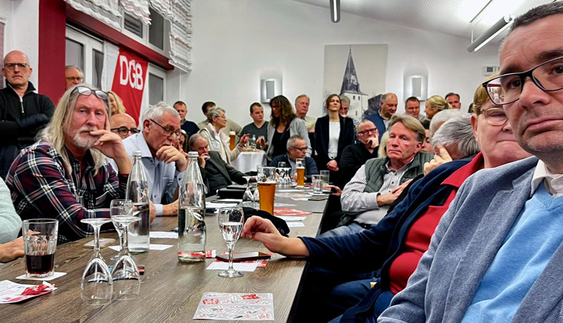 Podiumsdiskussion des DGB in Sehnde mit großem Interesse aus der Bevölkerung