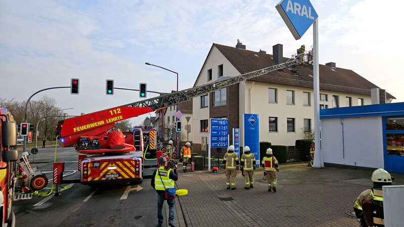 Explosion in Lehrter Dachgeschosswohnung: Feuerwehr rettet Verletzten aus seiner Wohnung