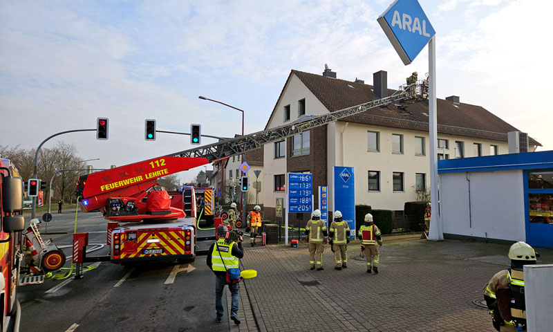 Explosion in Lehrter Dachgeschosswohnung: Feuerwehr rettet Verletzten aus seiner Wohnung