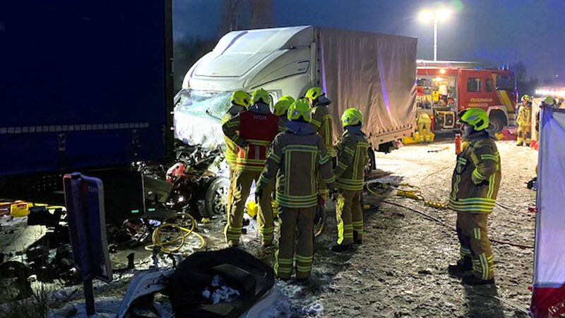 Unfall auf Parkplatz an der A 7 – 43-Jähriger schwer verletzt