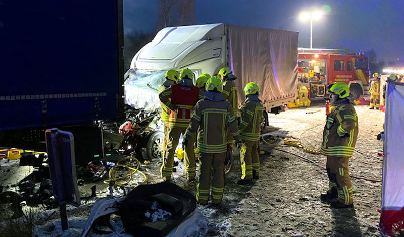 Unfall auf Parkplatz an der A 7 – 43-Jähriger schwer verletzt