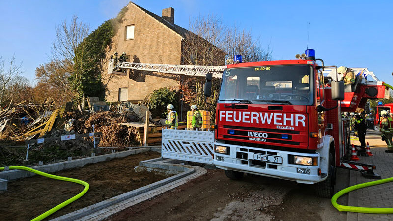 Zimmerbrand in Sievershausen: Schwierige Brandbekämpfung durch große Müllmenge