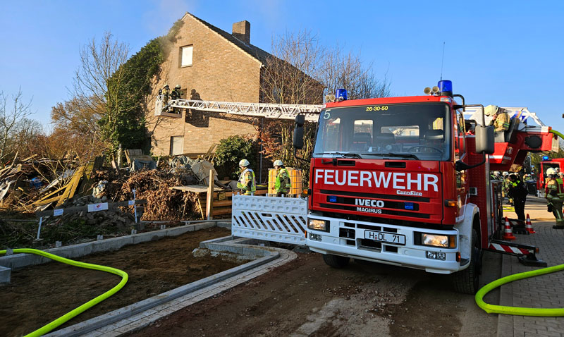 Zimmerbrand in Sievershausen: Schwierige Brandbekämpfung durch große Müllmenge