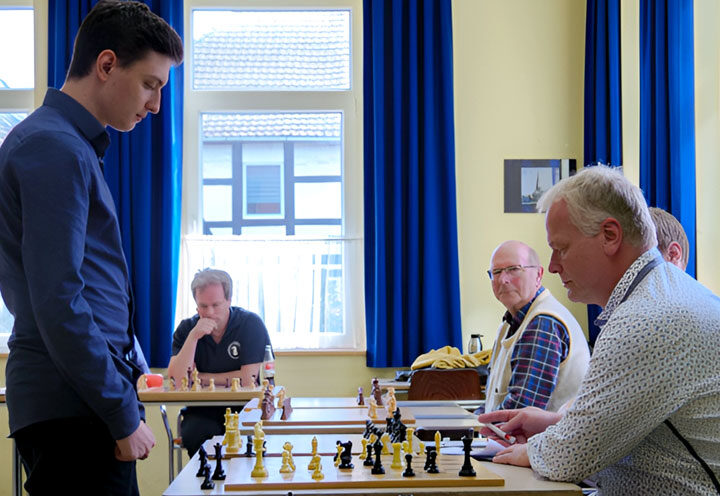 Highlight in Burgdorf: Großmeister Dmitrij Kollars stellt sich zum Simultan-Schachturnier