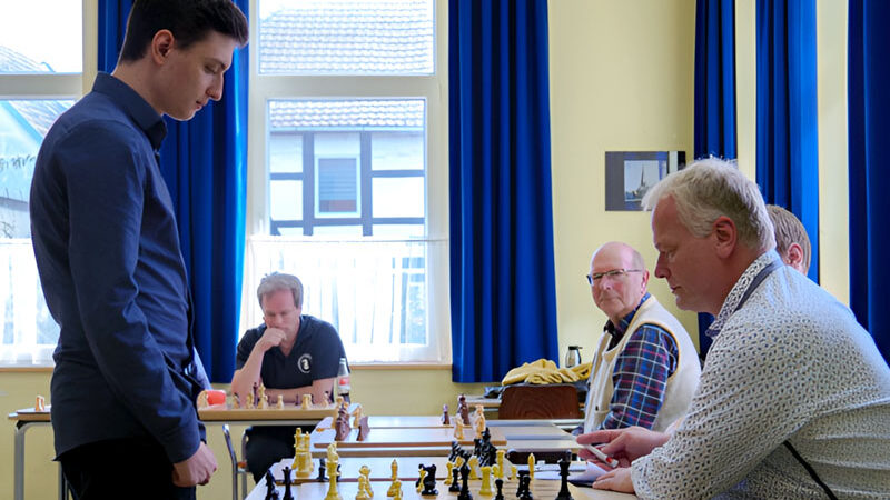 Highlight in Burgdorf: Großmeister Dmitrij Kollars stellt sich zum Simultan-Schachturnier