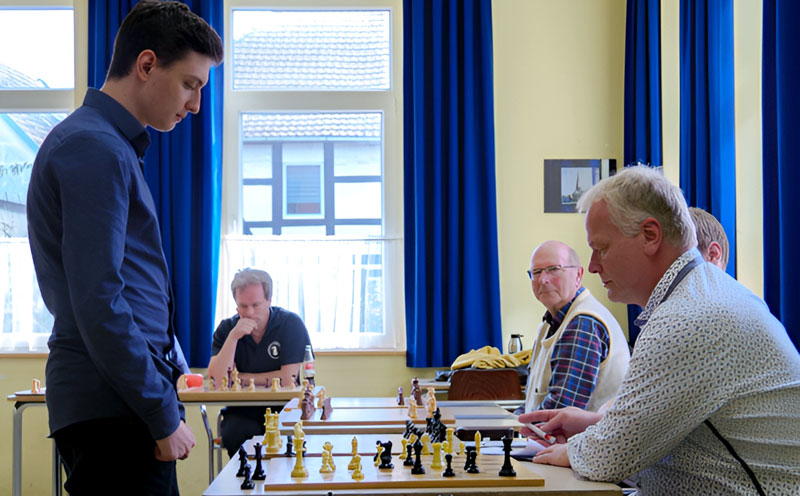 Highlight in Burgdorf: Großmeister Dmitrij Kollars stellt sich zum Simultan-Schachturnier