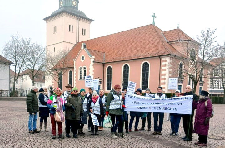 Omas gegen Rechts laden zum Rundgang ein